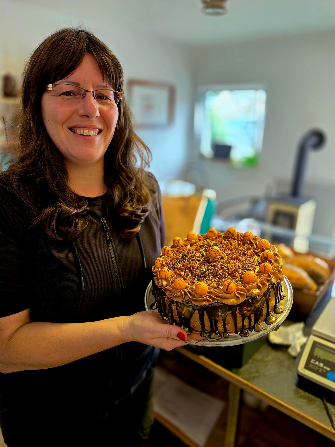 Nougat-Physalis-Torte mit goldbestäubten Physalis-Kugeln, handgemacht im Hofladen Wittenhagen