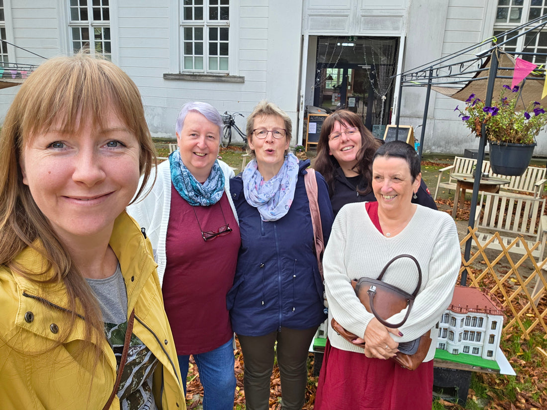 Team von Meine Landfreude beim Ausflug vor dem Wohnzimmer Putbus beim Marstall auf Rügen