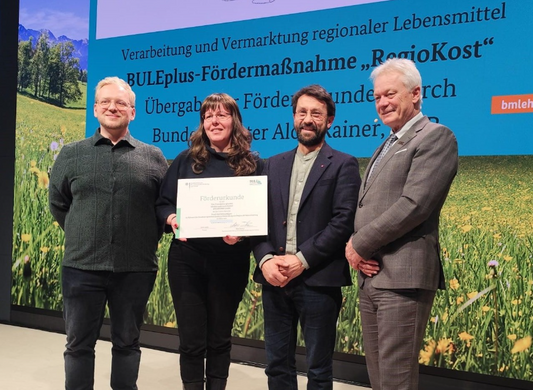 Die drei Projektpartner von Finc, Bäckpomm und Landfreu bei der Übergabe der Förderurkunde durch das Bundeslandwirtschaftsministerium auf der Internationalen Grünen Woche Berlin für den Food Hub Wittenhagen.