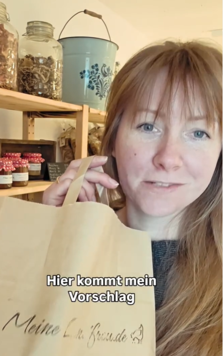 Rustikaler Wruken-Eintopf mit Zutaten wie Steckrüben, Karotten und Kräuter aus der Kochbox.