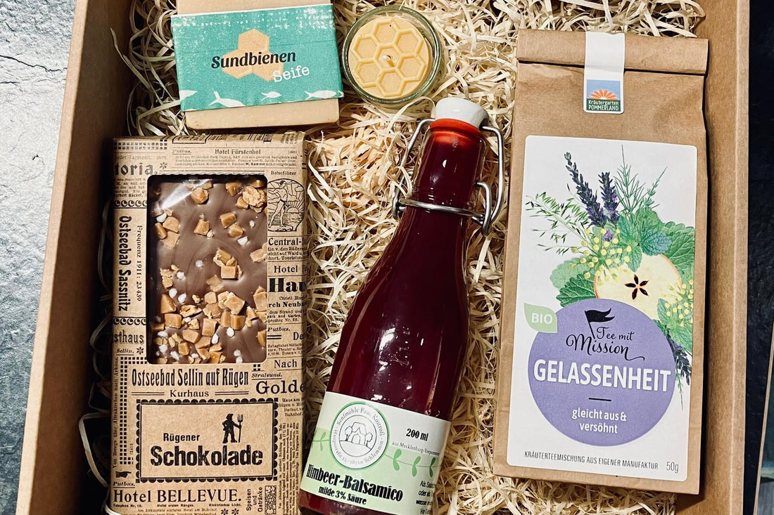 Muttertags-Geschenkset mit Fruchtessig, Sekt, Bienenwachskerze, Tee und Schokolade in einer liebevollen Geschenkbox von Meine Landfreu.de