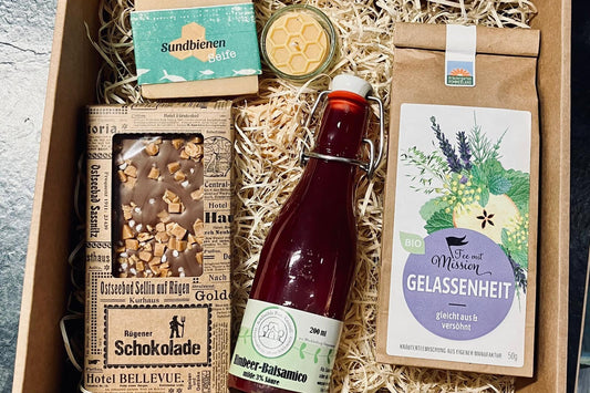 Muttertags-Geschenkset mit Fruchtessig, Sekt, Bienenwachskerze, Tee und Schokolade in einer liebevollen Geschenkbox von Meine Landfreu.de