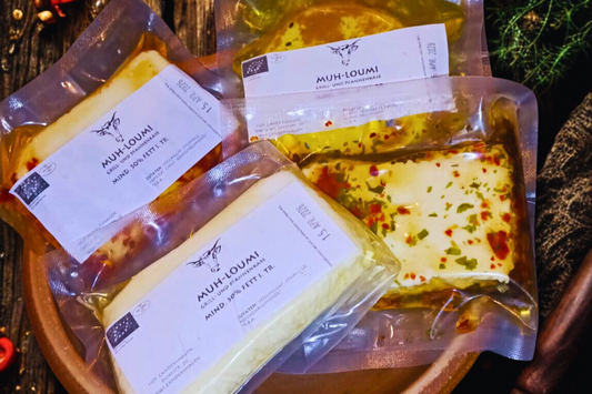 Frischer Grill- und Pfannenkäse mit sichtbarer Kräutermarinade und Sonnenblumenöl, handgemachte Qualität mit 50% Fett i.Tr.