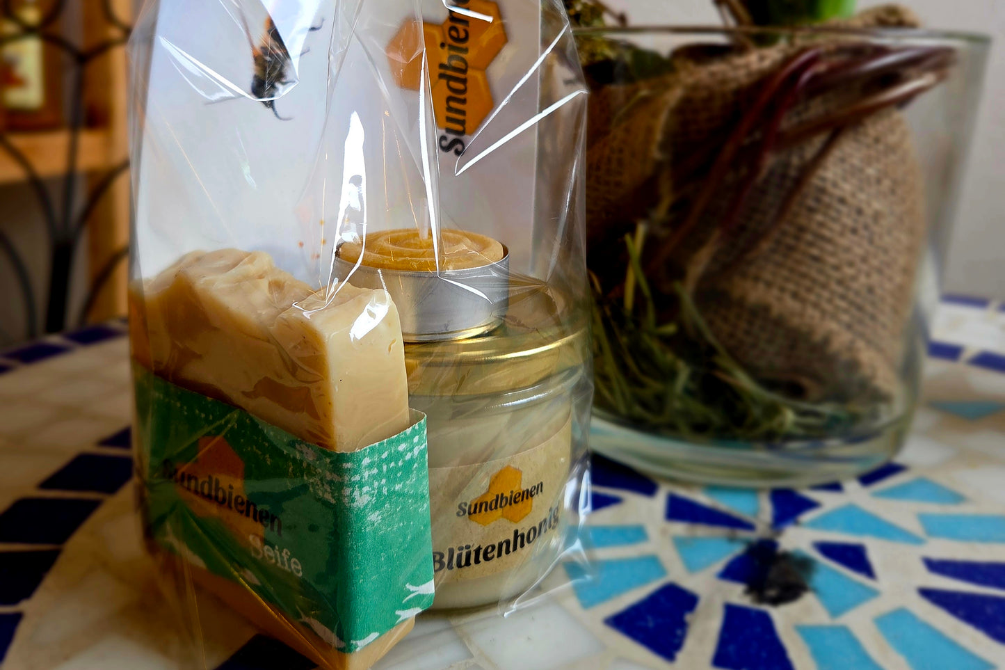 Bienenwachskerze und Honigseife von den Sundbienen aus Stralsund

