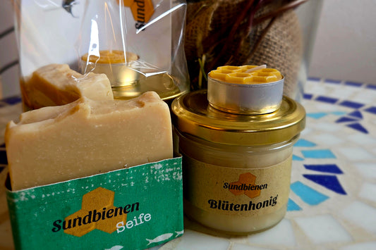 Handgefertigte Bienenwachshonigseife mit Wabenmuster und natürlicher Struktur für nachhaltige Körperpflege.