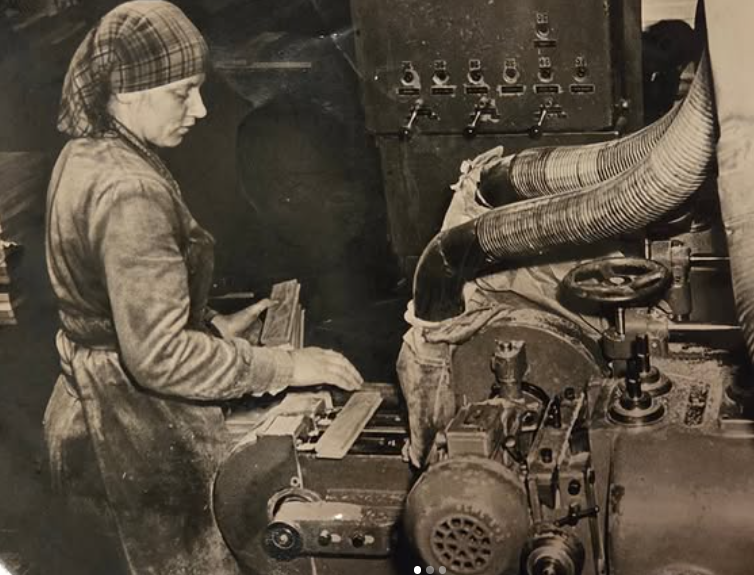 Historisches Schwarz-Weiß-Foto von Oma Elisabeth an der Sägewerksmaschine – Namensgeberin von Oma Elisabeths Stube in Wittenhagen