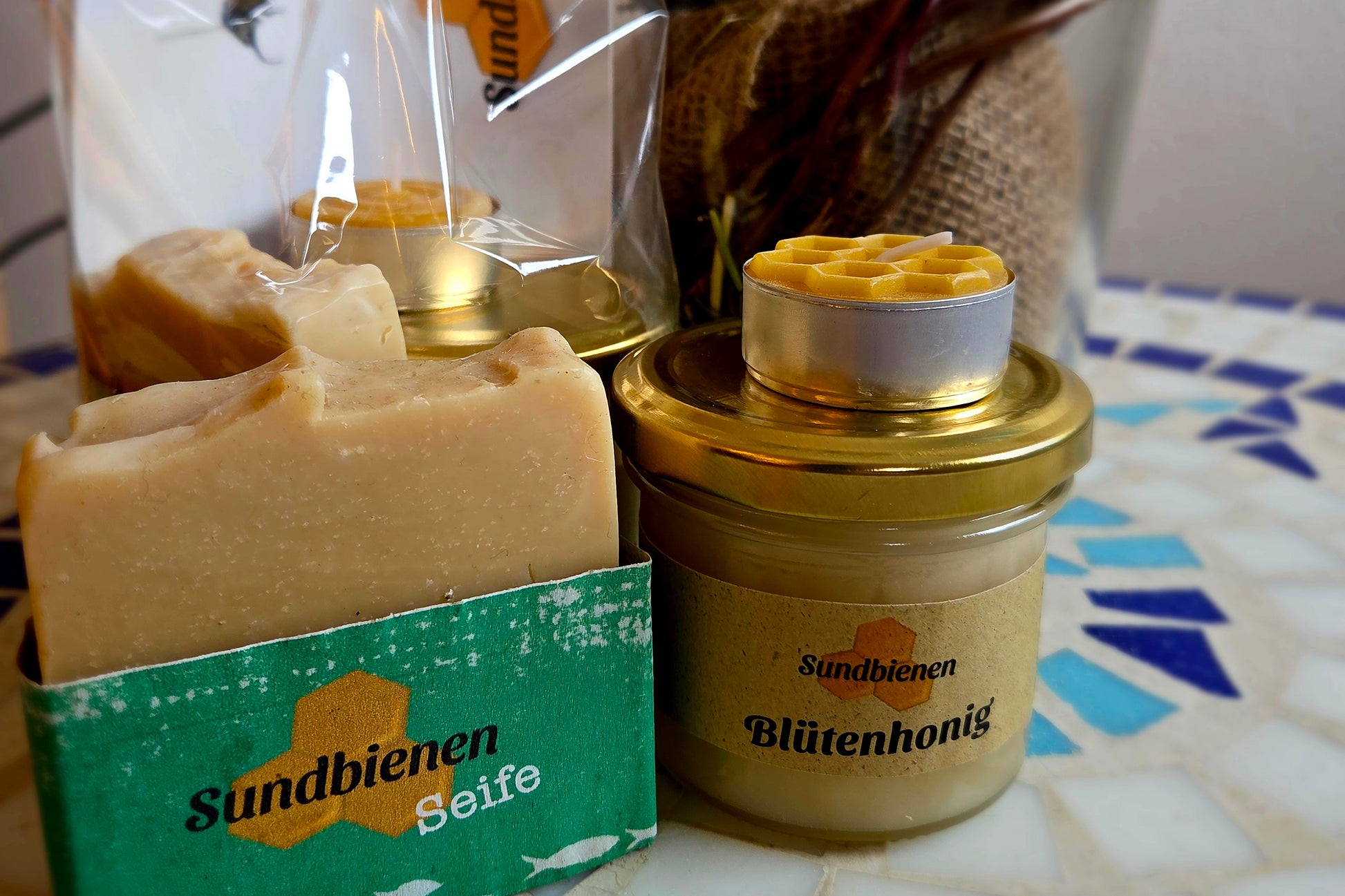 Bienenwachskerze und Honigseife von den Sundbienen aus Stralsund

