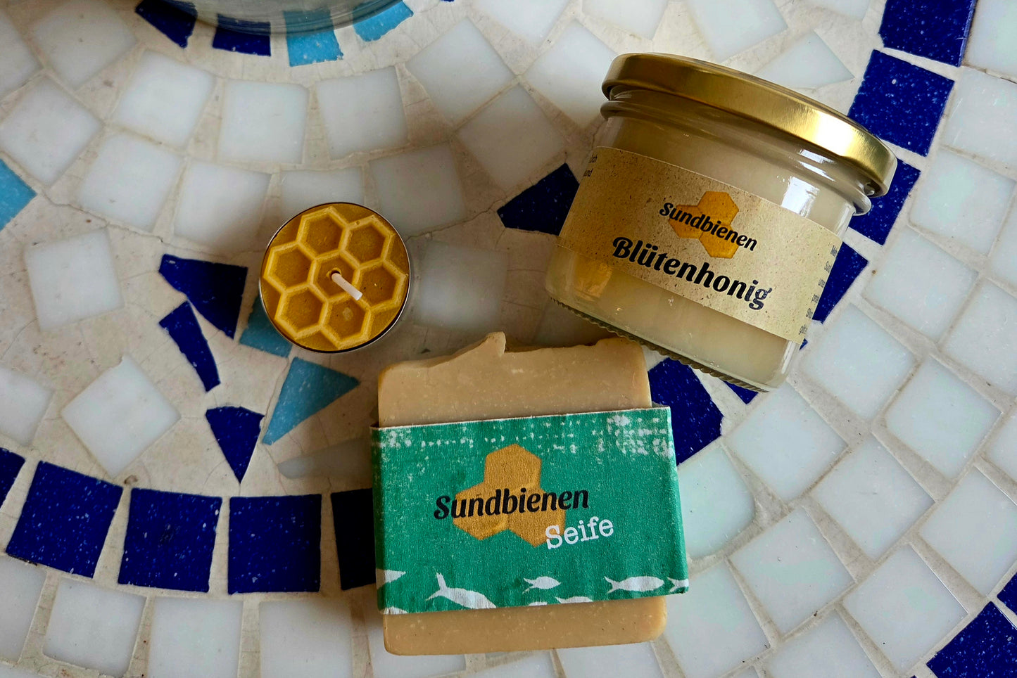 Bienenwachskerze und Honigseife von den Sundbienen aus Stralsund

